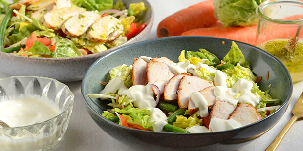 En rest kylling, grøntsager og ingredienser til dressing er alt, hvad du skal bruge til denne lækre tøm køleskabet salat.