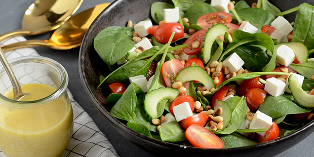 Den smukke salat smager forrygende med den lækre dressing til.