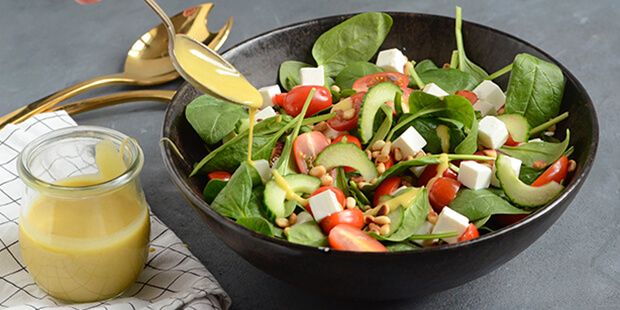 Dressingen kan enten serveres ved siden af eller hældes over lige inder servering.