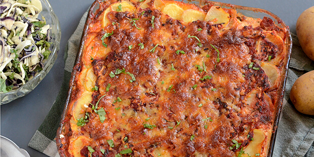 Der gemmer sig masser af grøntsager i tomatsaucen, der bruges i kartoffelfadet