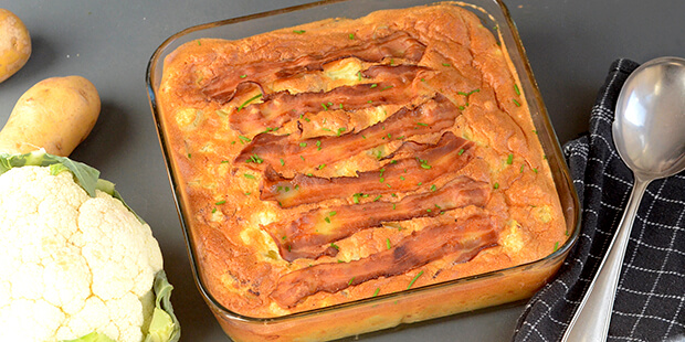 Lækker sprød bacon pryder på toppen på den lækre blomkålsgratin