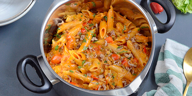 Det tager ganske kort tid at lave den lækre one pot pasta med hakket svinekød, fløde og grøntsager