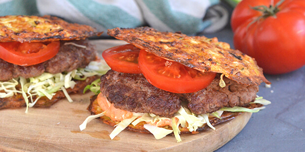 De sprøde grøntsagsboller omslutter det lækre fyld i keto burgerne.