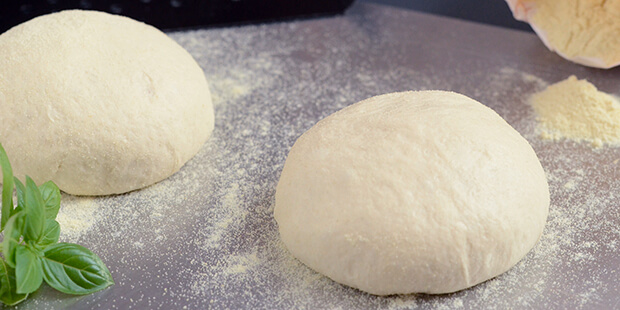 Pizzadejen har koldhævet og er klar til at blive formet og bagt.