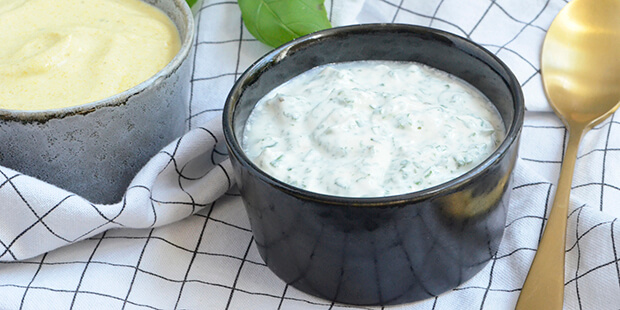 Masser af krydderurter giver en dejlig smag til creme fraiche dressingen