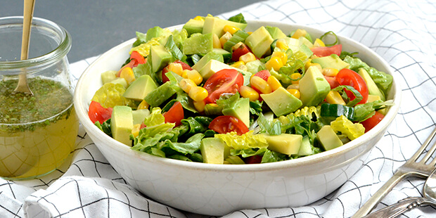 Majs, agurk og tomat sørger sammen med avocado for en helstøbt salat.