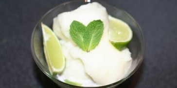 Limesorbet anrettet med limebåde og mynte.