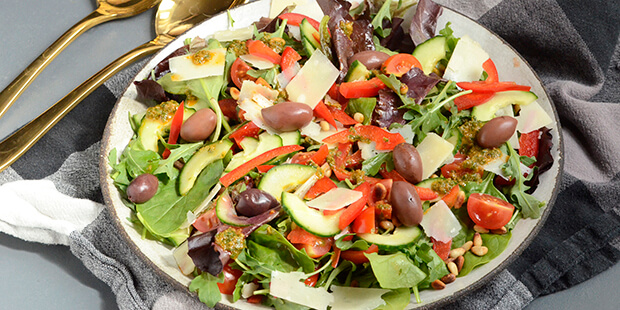 Med dressing og oliven er salat perfekt tilbehør til italiensk mad.