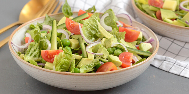 Salaten er super frisk og kan serveres selv eller med en dressing til.