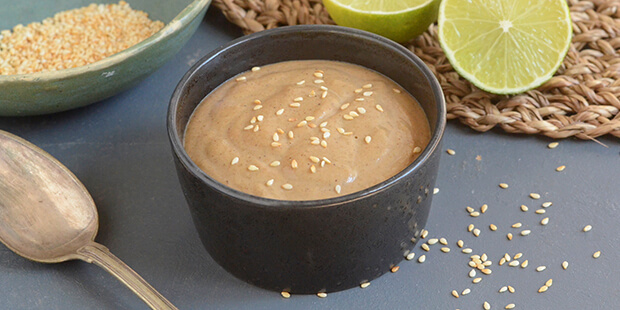 Cremet, silkeblød og ekstra lækker med knuste sesamfrø på toppen