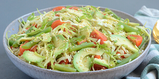 Et drys sesamfrø giver salaten lidt ekstra.