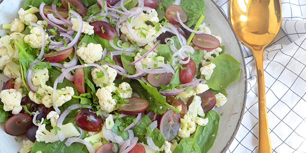 Den grønne spinat får masser af fylde fra blomkål, druer og rødløg