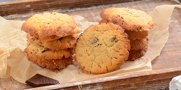 Sprøde kanter og chewy midte gør de her keto cookies mega lækre.