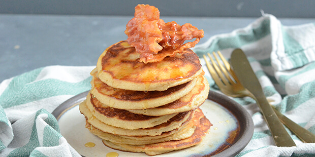 Her er low carb pandekagerne serveret med sprød bacon og Fibersirup