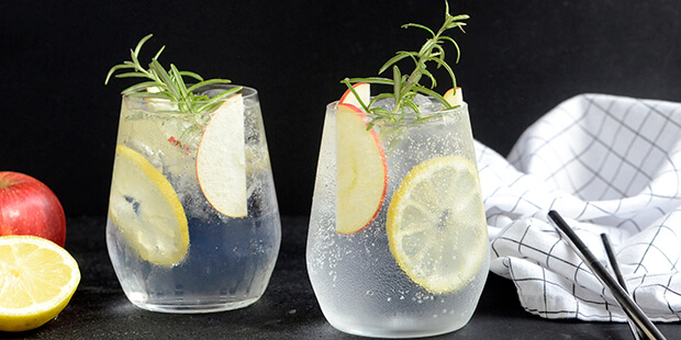 En gin og tonic med rosmarin, citron og æble er et friskt og lækkert bekendtskab.