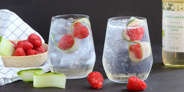 Smagen er frisk og perlende af hyldeblomst, gin og tonic.