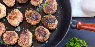 De færdige keto frikadeller, der er helt uden mel, men stadig er super saftige og lækre.