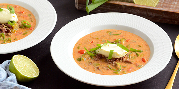 Servér gerne suppen med en skefuld fuldfed creme fraiche på toppen.