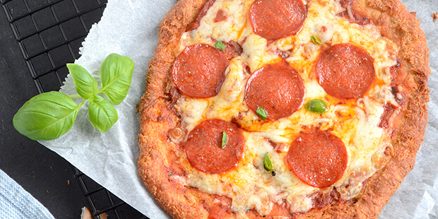 Fyld lige det, du har lyst til på pizzaen, sørg blot for, at det indeholder få kulhydrater.