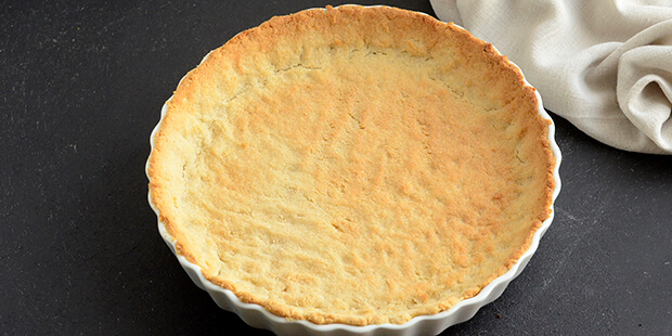 Tærtebunden er forbagt og klar til at blive fyldt.