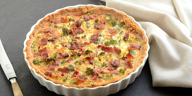 Mandelmel, pofiber og smør giver tilsammen en dejlig konsistens på bunden.