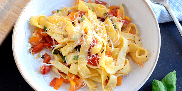 Keto pastaen er her serveret med tomater, hvidløg og olivenolie