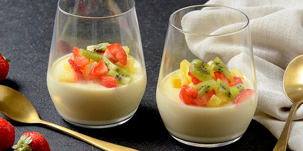 Den lækre bløde vaniljecreme toppes med friske frugter for en fuldendt low fodmap dessert