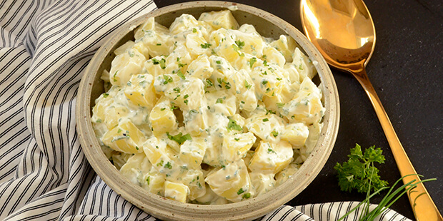 De kogte kartofler er vendt i den drøngode dressing og udgør en perfekt low fodmap kartoffelsalat.