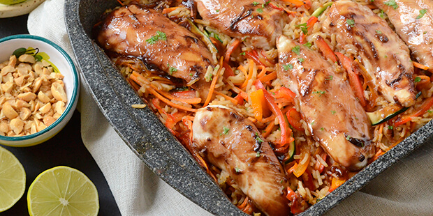 Sojaen karamelliserer ovenpå kyllingen og giver risene virkelig meget smag, når de steges i ovnen.