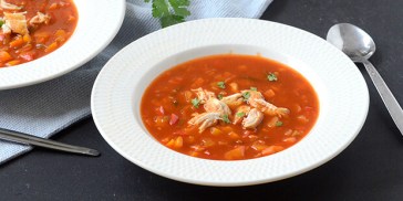 Den kaloriefattige suppe består af gulerødder, peberfrugt og kylling, der tilsammen smager mega godt.