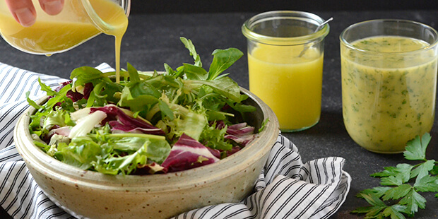 Hæld dressingen over din salat umiddelbart inden servering.