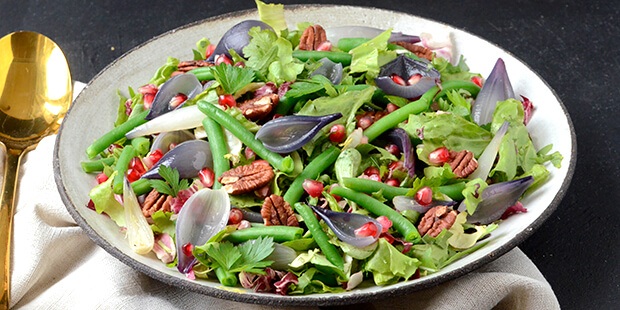 Salaten er fyldig og lækker og passer helt vildt godt til oksemørbrad