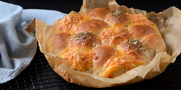 Brødet får den lækreste bløde krumme, selvom det er bagt med groft mel.