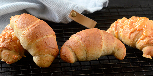 Dejen er her brugt til at lave små suppehorn både med og uden ost