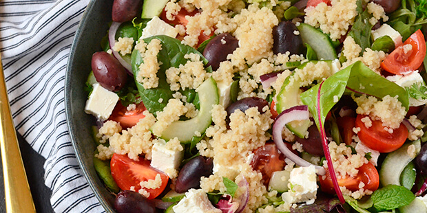 Salaten har fået lækkert følge af couscous, der giver lidt mere fylde