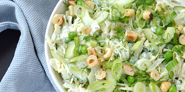 De ristede hasselnødder pynter flot på salaten