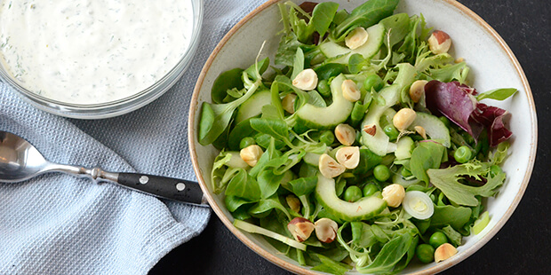 Du får en mere let salat hvis du bruger grøn salat i stedet for spidskål