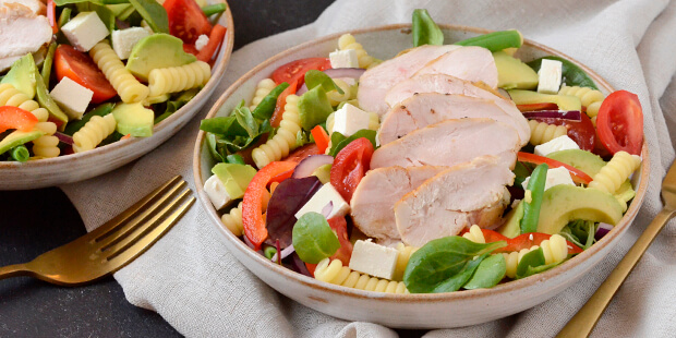 Propfyldt med mættende ingredienser, så du ikke kommer til at gå sulten i seng, selvom aftensmaden står på salat.
