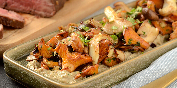 Svampene får den lækreste smag fra stegningen, og det supplerer oksemørbraden så godt.