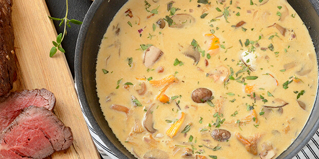 Der er masser af smag i saucen fra de dejlige stegte svampe