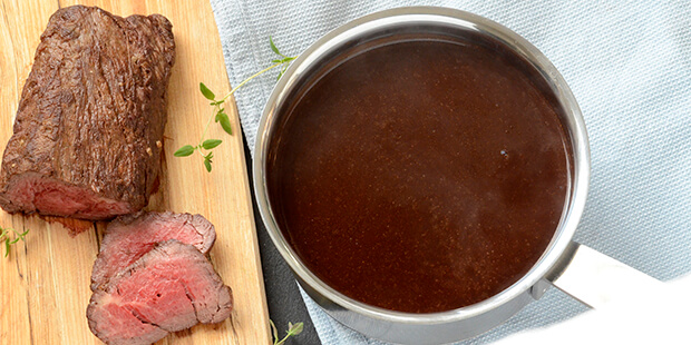Den lækre rødvinssauce er klar til at sætte prikken over i'et på en lækker menu med oksemørbrad