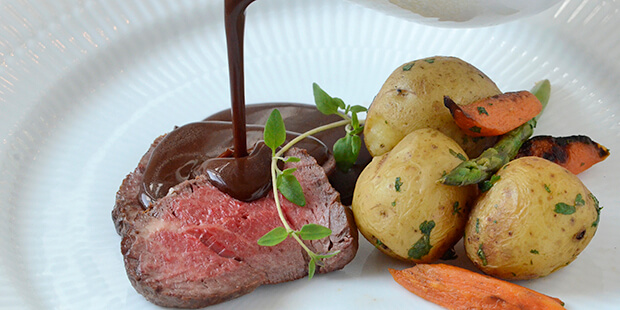 Her er rødvinssaucen kogt ind til en glace