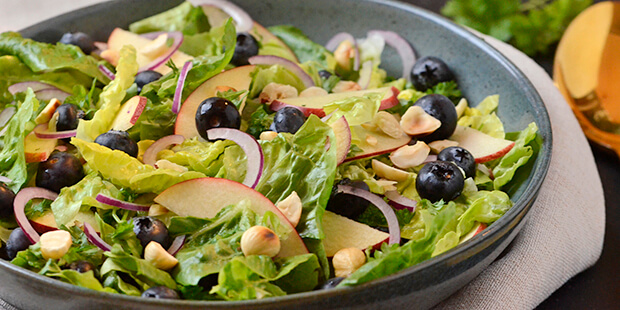 Sprød, frisk og lækker er ingredienserne, der gør salaten perfekt at servere til oksefilet.