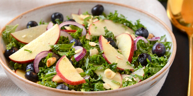 Salaten er her lavet med grønkål i stedet for, og det fungerer super godt.