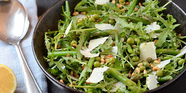 Der er masser af fylde og friskhed i rucolasalaten.