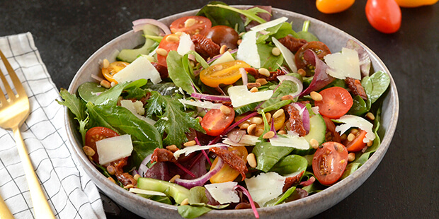 Lidt parmesanflager på toppen gør den grønne salat ekstra lækker