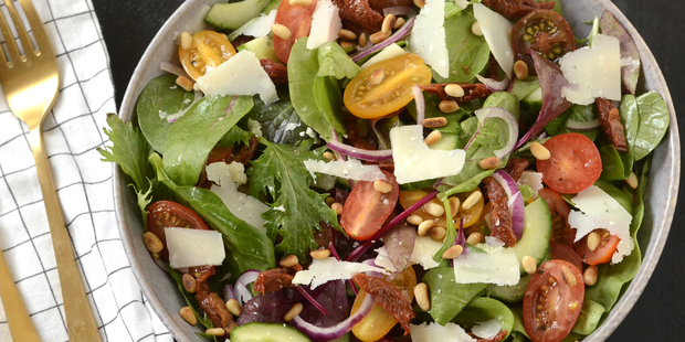 Den friske blanding af grøntsager gør salaten virkelig velegnet at servere til en pastaret.
