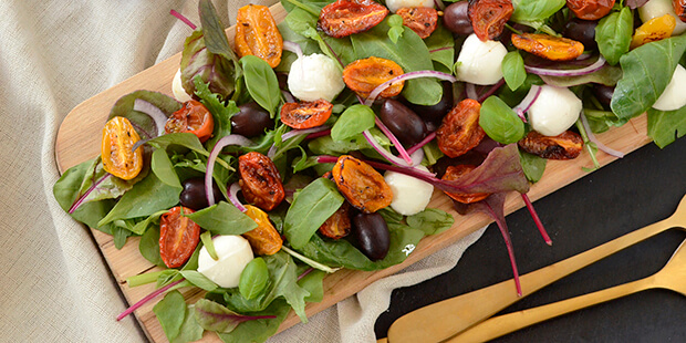 Tapasbordet bliver ikke fuldendt uden denne lækre tomatsalat