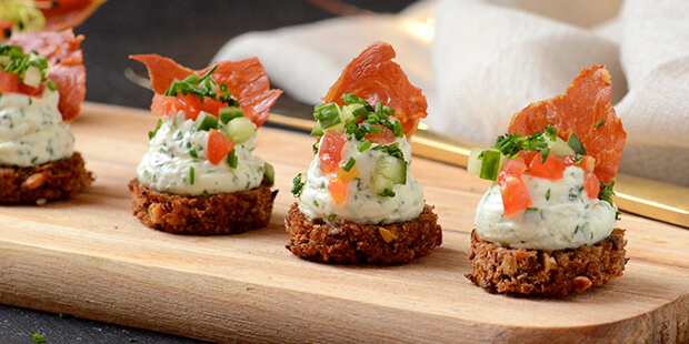 De sprøde flager parmaskinke giver et godt saltet modspil til den cremede flødeost.