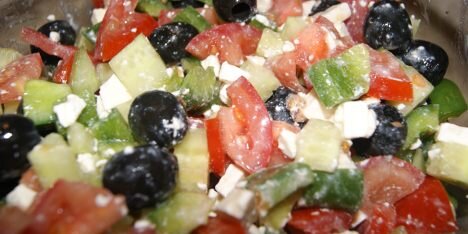 Farverig salat med feta og oliven.